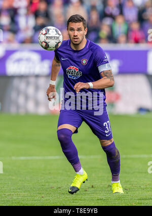 Aue, Deutschland. 12. Mai 2019. 2. Fussball Bundesliga, Erzgebirge Aue - SpVgg Greuther Fürth, 33. Spieltag in der Sparkassen-Erzgebirgsstadion. Pascal Testroet auf der Kugel. Credit: Robert Michael/dpa-Zentralbild/dpa - Verwenden Sie nur nach vertraglicher Vereinbarung/dpa/Alamy leben Nachrichten Stockfoto