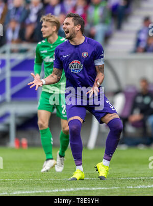 Aue, Deutschland. 12. Mai 2019. 2. Fussball Bundesliga, Erzgebirge Aue - SpVgg Greuther Fürth, 33. Spieltag in der Sparkassen-Erzgebirgsstadion. Aue Pascal Testroet emotional. Credit: Robert Michael/dpa-Zentralbild/dpa - Verwenden Sie nur nach vertraglicher Vereinbarung/dpa/Alamy leben Nachrichten Stockfoto