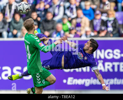 Aue, Deutschland. 12. Mai 2019. 2. Fussball Bundesliga, Erzgebirge Aue - SpVgg Greuther Fürth, 33. Spieltag in der Sparkassen-Erzgebirgsstadion. Aue's Pascal Testroet (r) macht Maximilian Sauer aus Fürth eine steitfallzieher. Credit: Robert Michael/dpa-Zentralbild/dpa - Verwenden Sie nur nach vertraglicher Vereinbarung/dpa/Alamy leben Nachrichten Stockfoto