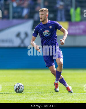 Aue, Deutschland. 12. Mai 2019. 2. Fussball Bundesliga, Erzgebirge Aue - SpVgg Greuther Fürth, 33. Spieltag in der Sparkassen-Erzgebirgsstadion. Aues Jan Kral am Ball. Credit: Robert Michael/dpa-Zentralbild/dpa - Verwenden Sie nur nach vertraglicher Vereinbarung/dpa/Alamy leben Nachrichten Stockfoto