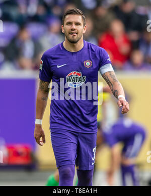 Aue, Deutschland. 12. Mai 2019. 2. Fussball Bundesliga, Erzgebirge Aue - SpVgg Greuther Fürth, 33. Spieltag in der Sparkassen-Erzgebirgsstadion. Pascal Testroet Stöcke, seine Zunge. Credit: Robert Michael/dpa-Zentralbild/dpa - Verwenden Sie nur nach vertraglicher Vereinbarung/dpa/Alamy leben Nachrichten Stockfoto