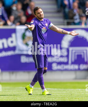 Aue, Deutschland. 12. Mai 2019. 2. Fussball Bundesliga, Erzgebirge Aue - SpVgg Greuther Fürth, 33. Spieltag in der Sparkassen-Erzgebirgsstadion. Aues Pascal Testroet gestikulierte. Credit: Robert Michael/dpa-Zentralbild/dpa - Verwenden Sie nur nach vertraglicher Vereinbarung/dpa/Alamy leben Nachrichten Stockfoto