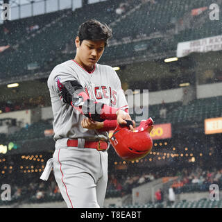 Los Angeles Engel Designated Hitter Shohei Ohtani nimmt seine Ellenbogen Bandage als geht er zurück zu dem Dugout, nachdem sie in der zweiten Base auf einem doppelten Spiel gezwungen werden oben im neunten Inning in der Major League Baseball Spiel gegen die Baltimore Orioles, Oriole Park in Camden Yards, Baltimore, Maryland, USA, 11. Mai 2019 zu beenden. Quelle: LBA/Alamy leben Nachrichten Stockfoto