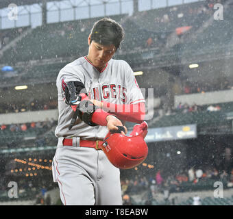 Los Angeles Engel Designated Hitter Shohei Ohtani nimmt seine Ellenbogen Bandage als geht er zurück zu dem Dugout, nachdem sie in der zweiten Base auf einem doppelten Spiel gezwungen werden oben im neunten Inning in der Major League Baseball Spiel gegen die Baltimore Orioles, Oriole Park in Camden Yards, Baltimore, Maryland, USA, 11. Mai 2019 zu beenden. Quelle: LBA/Alamy leben Nachrichten Stockfoto