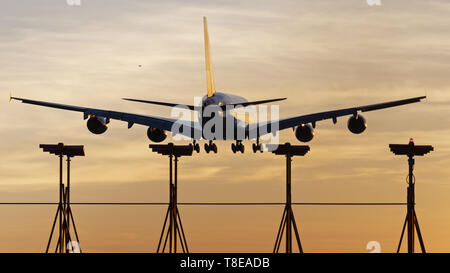 Richmond, British Columbia, Kanada. 8. Mai, 2019. Einen British Airways Airbus A 380-841 (G-XLEF) jetliner von der untergehenden Sonne landet auf Vancouver International Airport. Credit: bayne Stanley/ZUMA Draht/Alamy leben Nachrichten Stockfoto