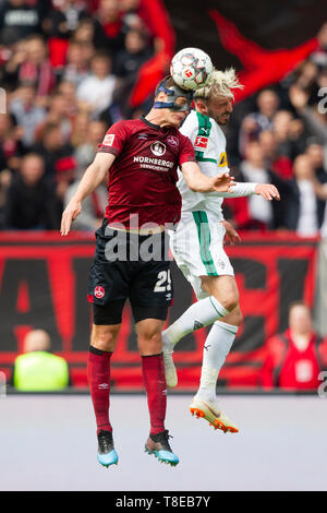 Nürnberg, Deutschland. 11. Mai, 2019. Patrick ERRAS (Nr. 29, N) im Kopf Duell mit Josip DRIMIC (Nr. 18, MG). Fußball, FC Nürnberg (N) - Borussia Mönchengladbach (MG) 0:4 1. Fussballbundesliga, 33. Spieltag, Saison 2018/2019, am 11/05/2019 in Nürnberg/MAX MORLOCK STADION/Deutschland. Anmerkung der Redaktion: DFL Regelungen die Verwendung von Fotografien als Bildsequenzen und/oder quasi-Video zu verbieten. € | Nutzung der weltweiten Kredit: dpa/Alamy leben Nachrichten Stockfoto