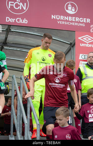 Nürnberg, Deutschland. 11. Mai, 2019. Abstieg. Hanno BEHRENS (Nr. 18, N) und Torwart Christian MATHENIA (Nr. 26, N, Zurück). Fußball, FC Nürnberg (N) - Borussia Mönchengladbach (MG) 0:4 1. Fussballbundesliga, 33. Spieltag, Saison 2018/2019, am 11/05/2019 in Nürnberg/MAX MORLOCK STADION/Deutschland. Anmerkung der Redaktion: DFL Regelungen die Verwendung von Fotografien als Bildsequenzen und/oder quasi-Video zu verbieten. € | Nutzung der weltweiten Kredit: dpa/Alamy leben Nachrichten Stockfoto