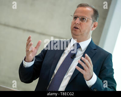 Stuttgart, Deutschland. 13. Mai, 2019. Jörg Stratmann, Geschäftsführer der Mahle GmbH, spricht auf der Bilanzpressekonferenz der Automobilzulieferer Mahle. Credit: Fabian Sommer/dpa/Alamy leben Nachrichten Stockfoto