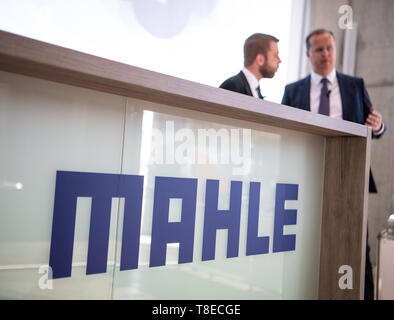 Stuttgart, Deutschland. 13. Mai, 2019. Das Logo der Automobilzulieferer Mahle auf dem Podium des Lautsprechers auf der Bilanzpressekonferenz. Credit: Fabian Sommer/dpa/Alamy leben Nachrichten Stockfoto