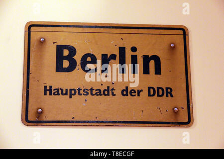 Berlin, Deutschland. 09 Mai, 2019. Ein Teil der "East Berlin. Ein halbes Kapital"-Ausstellung in Berlin gesehen, am 9. Mai 2019. Die Ausstellung zeigt das tägliche Leben im Osten von Berlin in Zeiten der Deutschen Demokratischen Republik. Quelle: Martin Weiser/CTK Photo/Alamy leben Nachrichten Stockfoto