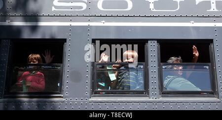 (190513) - Peking, 13. Mai 2019 (Xinhua) - Leute Tour mit dem Zug nach einem Festakt des 150. Jahrestages der Beendigung des ersten US-amerikanischen transkontinentalen Eisenbahn in der kalifornischen Hauptstadt Sacramento zu feiern, den Vereinigten Staaten, 8. Mai 2019. (Xinhua / Wu Xiaoling) Stockfoto