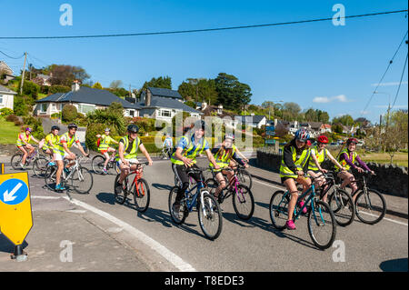 Bantry, West Cork, Irland. 13. Mai, 2019. Übergang Jahr Studenten aus colaiste Pobail Bheanntrai - Bantry Community College - tun Ihre jährliche Charity Radtour heute. Die Studenten sind Reiten um den Melagh Tal, eine Strecke von 25 km mit Hilfe der Pieta, die suizidprävention Nächstenliebe. Die Fahrt kommt nach 200.000 Menschen teil in der Finsternis 5 km Wanderungen, die im ganzen Land und im Ausland am Samstag stattfand. Credit: Andy Gibson/Alamy Leben Nachrichten. Stockfoto