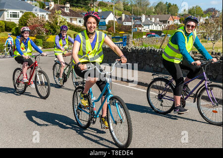 Bantry, West Cork, Irland. 13. Mai, 2019. Übergang Jahr Studenten aus colaiste Pobail Bheanntrai - Bantry Community College - tun Ihre jährliche Charity Radtour heute. Die Studenten sind Reiten um den Melagh Tal, eine Strecke von 25 km mit Hilfe der Pieta, die suizidprävention Nächstenliebe. Die Fahrt kommt nach 200.000 Menschen teil in der Finsternis 5 km Wanderungen, die im ganzen Land und im Ausland am Samstag stattfand. Credit: Andy Gibson/Alamy Leben Nachrichten. Stockfoto