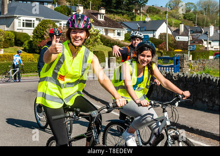 Bantry, West Cork, Irland. 13. Mai, 2019. Übergang Jahr Studenten aus colaiste Pobail Bheanntrai - Bantry Community College - tun Ihre jährliche Charity Radtour heute. Die Studenten sind Reiten um den Melagh Tal, eine Strecke von 25 km mit Hilfe der Pieta, die suizidprävention Nächstenliebe. Die Fahrt kommt nach 200.000 Menschen teil in der Finsternis 5 km Wanderungen, die im ganzen Land und im Ausland am Samstag stattfand. Credit: Andy Gibson/Alamy Leben Nachrichten. Stockfoto