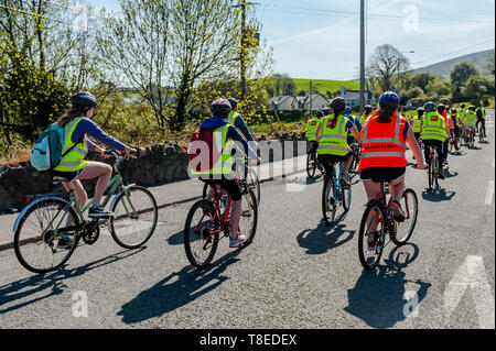 Bantry, West Cork, Irland. 13. Mai, 2019. Übergang Jahr Studenten aus colaiste Pobail Bheanntrai - Bantry Community College - tun Ihre jährliche Charity Radtour heute. Die Studenten sind Reiten um den Melagh Tal, eine Strecke von 25 km mit Hilfe der Pieta, die suizidprävention Nächstenliebe. Die Fahrt kommt nach 200.000 Menschen teil in der Finsternis 5 km Wanderungen, die im ganzen Land und im Ausland am Samstag stattfand. Credit: Andy Gibson/Alamy Leben Nachrichten. Stockfoto