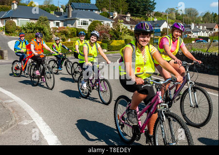 Bantry, West Cork, Irland. 13. Mai, 2019. Übergang Jahr Studenten aus colaiste Pobail Bheanntrai - Bantry Community College - tun Ihre jährliche Charity Radtour heute. Die Studenten sind Reiten um den Melagh Tal, eine Strecke von 25 km mit Hilfe der Pieta, die suizidprävention Nächstenliebe. Die Fahrt kommt nach 200.000 Menschen teil in der Finsternis 5 km Wanderungen, die im ganzen Land und im Ausland am Samstag stattfand. Credit: Andy Gibson/Alamy Leben Nachrichten. Stockfoto