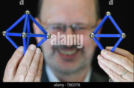 Hessen, Deutschland. 13 Mai 2019, 13. Mai 2019, Hessen, Gießen: Albrecht Beutelspacher, Direktor des interaktiven Museums 'Mathematikum", stellt in einer Sonderschau zwei Oktaeder, dass mit Hilfe der Stahlkugeln und magnetischen Stangen montiert wurden. Besucher können in der Ausstellung "Auf den Spuren von Leonardo da Vinci zu berühren. An rund 20 Stationen und Ausstellungen, Sie können es ausprobieren, ob die Maschinen gezeichnet von der Renaissance Künstler wirklich Arbeiten und was verbirgt sich hinter seine Ideen. Die Show "Leonardo in das Mathematikum" vom 18. Mai 2019 bis zum 29. März 2020. Quelle: dpa Picture alliance/Alamy L Stockfoto