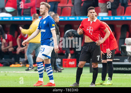 Leverkusen, Deutschland. 11. Mai 2019. Nach dem Spiel: PAULINHO (LEV, re) ratlos und enttäuscht, Cedric TEUCHERT (GE, links) mit der Auslosung zufrieden. Fussball 1. 1. Fussballbundesliga, 33. Spieltag, Bayer 04 Leverkusen (LEV) - FC Schalke 04 (GE), 1:1, am 11/05/2019 in Leverkusen/Deutschland. | Verwendung der weltweiten Kredit: dpa/Alamy leben Nachrichten Stockfoto