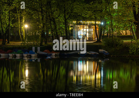 Einsamen Café in der Nähe des Pier in einer Sommernacht. Lichter im See Wasser spiegelt Stockfoto