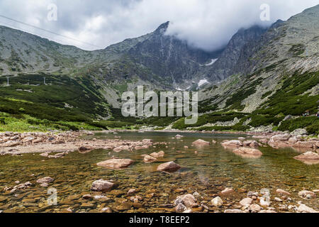 Bergsee in der Hohen Tatra. Slowakei Stockfoto