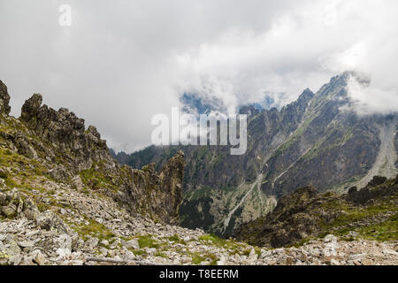 Berg Tal in der Hohen Tatra mit der Cloud. Slowakei Stockfoto