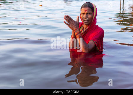 Varanasi, Indien, 27. März 2019 - Hinduistische Frau im Sari, die mit den Göttern in Ganga Fluss in Varanasi, Indien. Stockfoto