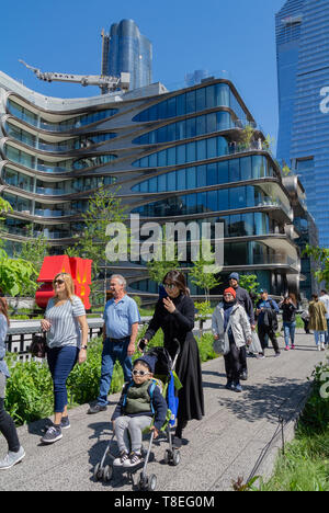 Die High Line, städtischen Park saniert Von einem verlassenen erhöhten Schiene Linie in Chelsea, Manhattan, New York City, NY/USA Stockfoto