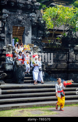 BALI, Indonesien - Januar 27, 2019: Nicht identifizierte Personen durch Pura Goa Lawah Bali, Indonesien. Es ist eine Balinesische Hindu Tempel und einer von sechs heiligsten Pla Stockfoto