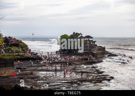 BALI, Indonesien - 26. JANUAR 2019: Nicht identifizierte Personen von Tanah Lot Tempel auf Bali, Indonesien. Es ist alte hinduistische Wallfahrt Tempel und einer von Bali" Stockfoto