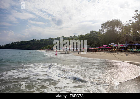 BALI, Indonesien - Januar 27, 2019: Nicht identifizierte Personen bei Virgin Beach in Bali, Indonesien. Es ist eines der beliebtesten Balinesischen Strände. Stockfoto