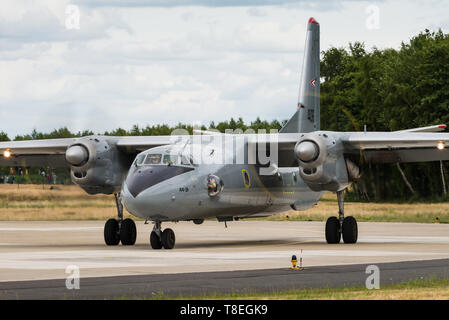 Eine Antonow An-26 2-motorige Turboprop-flugzeuge militärische Transportflugzeuge der Ungarischen Luftwaffe. Stockfoto