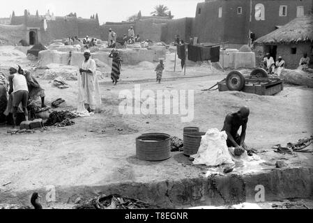 Kameruner Dorf in Afrika 1959 Einheimische waschen Kleidung. Stockfoto