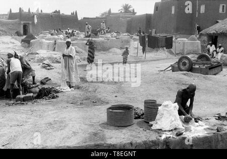 Kameruner Dorf in Afrika 1959 Einheimische waschen Kleidung. Stockfoto