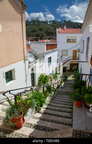 Alte Häuser in den kleinen Straßen von Odeceixe an der Algarve, Portugal. Stockfoto