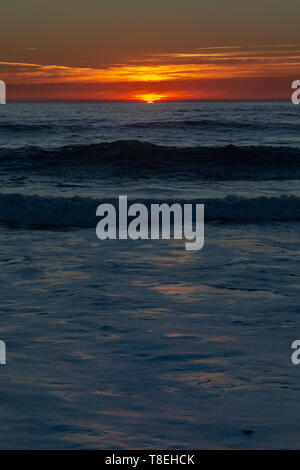 Sonnenuntergang an der Praia do Amado im Naturpark der Costa Vicentina an der Atlantik an der Algarve, Portugal. Stockfoto