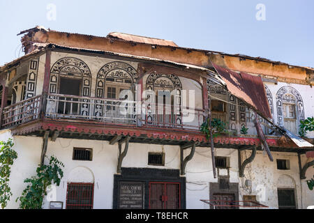 Äußere des alten ersten Polizeistation, jetzt Ali's Curio Markt, in einer Seitenstraße in der Altstadt von Mombasa, Kenia Stockfoto