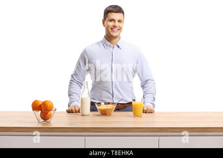Lächelnden jungen Mann Frühstück vorbereiten auf weißem Hintergrund Stockfoto