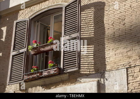 Detailansicht der Fenster mit Holz- Shutter ist Gießen eine starke Schatten an der Wand der alten Mediterranes Haus. Stockfoto