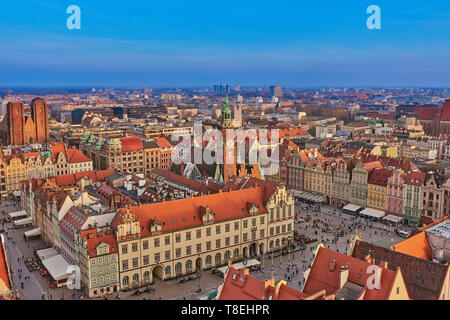 Luftaufnahme von Stare Miasto mit Marktplatz, Altes Rathaus und St. Elisabeth Kirche von St. Maria Magdalena Kirche in Wroclaw, Polen Stockfoto