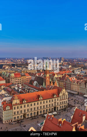 Luftaufnahme von Stare Miasto mit Marktplatz, Altes Rathaus und St. Elisabeth Kirche von St. Maria Magdalena Kirche in Wroclaw, Polen Stockfoto