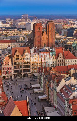 Luftaufnahme von Stare Miasto mit Marktplatz, Altes Rathaus und St. Elisabeth Kirche von St. Maria Magdalena Kirche in Wroclaw, Polen Stockfoto