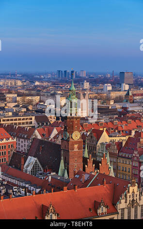 Luftaufnahme von Stare Miasto mit Marktplatz, Altes Rathaus und St. Elisabeth Kirche von St. Maria Magdalena Kirche in Wroclaw, Polen Stockfoto