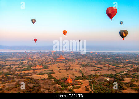 Blick von einem Heißluftballon in Bagan am frühen Morgen (Myanmar) Stockfoto