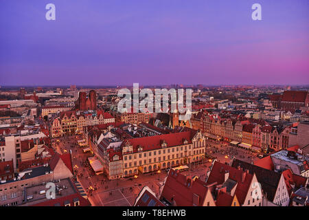 Luftaufnahme der Sonnenuntergang von Stare Miasto mit Marktplatz, Altes Rathaus und St. Elisabeth Kirche von St. Maria Magdalena Kirche in Breslau Stockfoto