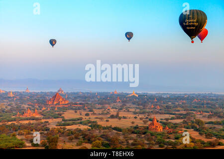 Blick von einem Heißluftballon in Bagan am frühen Morgen (Myanmar) Stockfoto