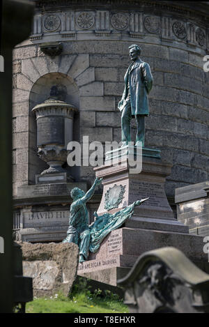 Das Grab von David Hume neben dem Denkmal für Scottish-Americans, die im Amerikanischen Bürgerkrieg in alten Calton Friedhof, Edinburgh, Schottland, Großbritannien kämpfte. Stockfoto