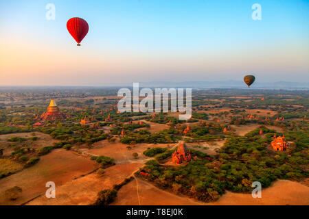 Blick von einem Heißluftballon in Bagan am frühen Morgen (Myanmar) Stockfoto