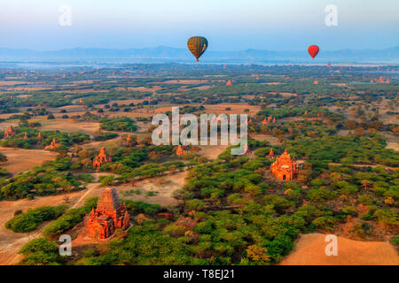 Blick von einem Heißluftballon in Bagan am frühen Morgen (Myanmar) Stockfoto