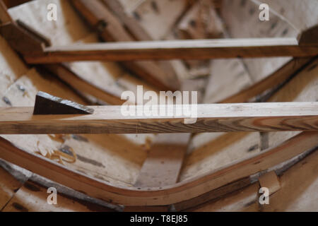 Handgefertigten Holz- Boot in der Scheune Nähe zu sehen. Stockfoto