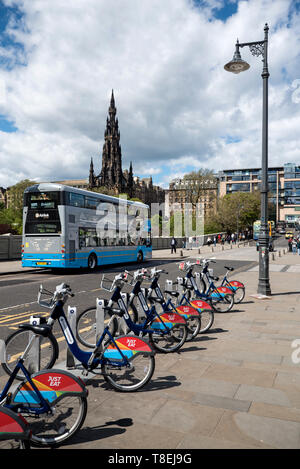 Blick von der Waverley Bridge mit Blick auf die Princes Street und das Scott Monument, Edinburgh, Schottland, Großbritannien. Stockfoto